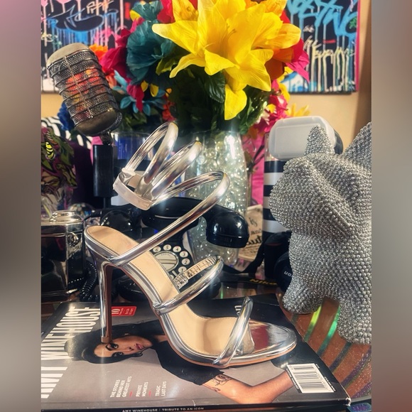 IKON! (Silver heels) - Picture 3 of 4